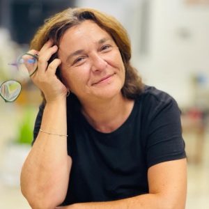 lorena sanz abogada imagen de la abogada lorena sanz posando con una mano apoyada en la parte derecha de la cabeza